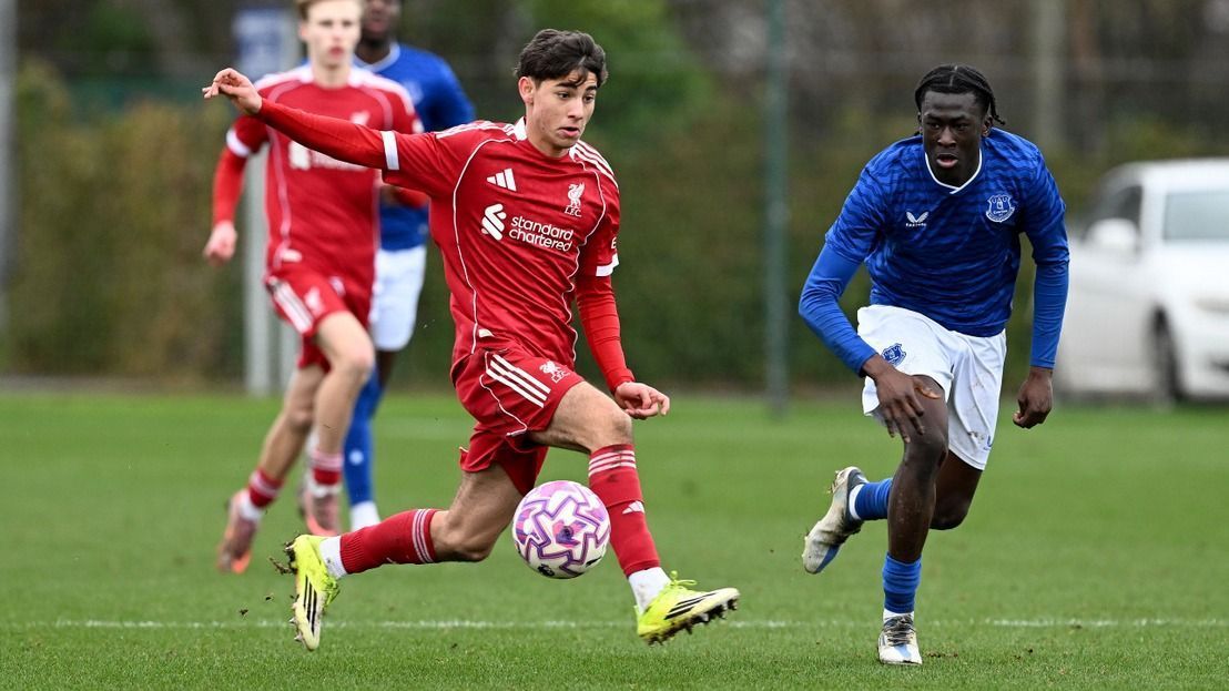 Farkas Erik (pirosban) a liverpool akadémia egyik nagy tehetsége