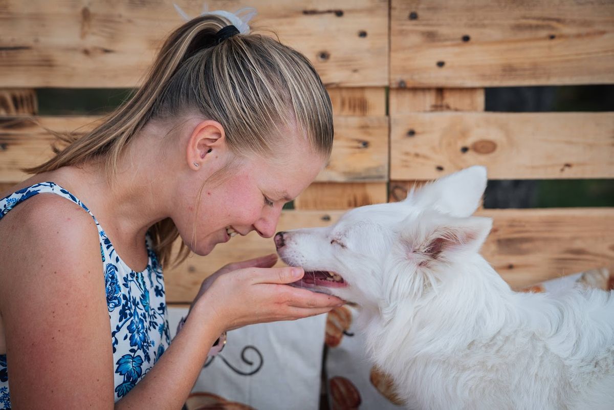 Fogyatékkal élő kutya: Vak és siket, első látásra beleszeretett gazdája, Hanna