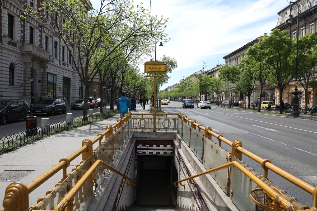 Budapest leg-jei fotózás
2026.04.23
A leghosszabb metróállomás-köz: a Stadionok és a Keleti pályaudvar közötti távolság 1760 méter.
A legrövidebb metróállomás-köz: az M1 földalattil: a Kodály körönd és a Bajza utca között mindössze 190 méter a távolság.
Itt a megállókról kérek szép fotókat az alagút felé fotózva mindkét állomáspárról.