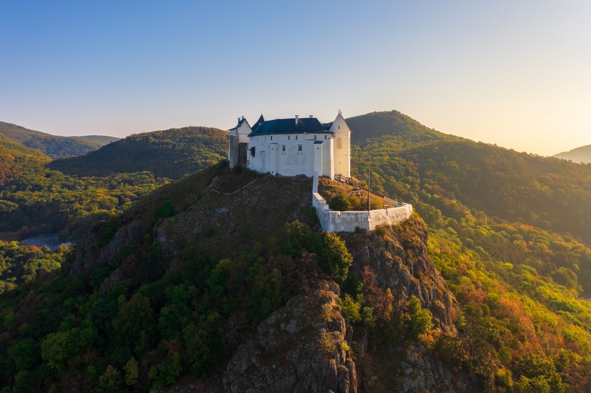 Országszerte számos műemlék őrzi a történelmünket.