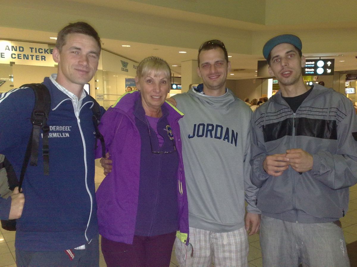 Mártit fiai kísérték ki a repülőtérre, joggal büszkék édesanyjukra