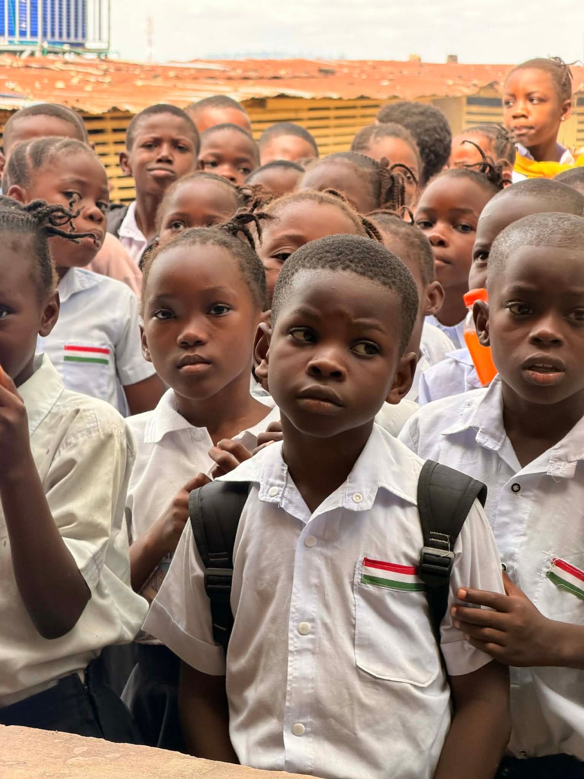 A kongói iskolába minden gyermek ingén ott van a nemzeti színű szalag, magyar dalokat is tanulnak és magyarul köszöntötték Timit