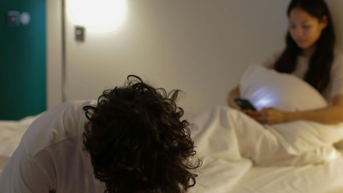 Túlzott telefonhasználat okoz mély párkapcsolati űrt a fiatalok között