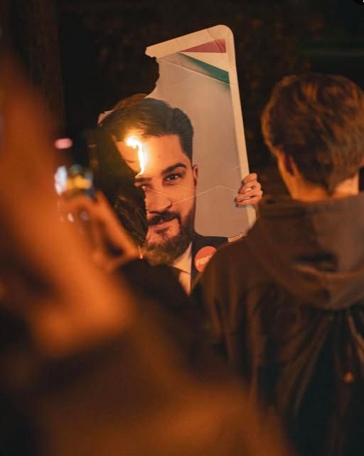 Radics Béla plakátját felgyújtják a tiszások