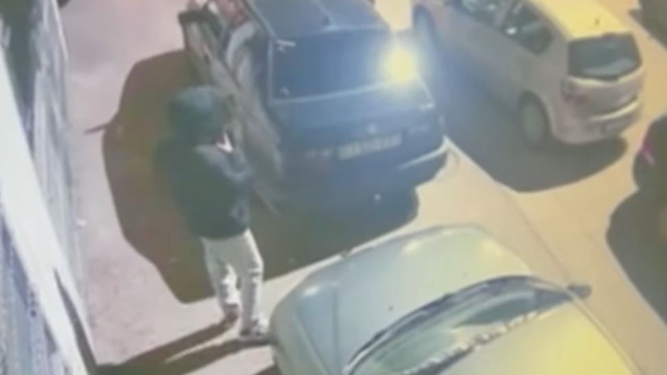 Döbbenetes felvételt hozott nyilvánosságra a rendőrség: autóból lopott készpénzt a férfi Debrecenben