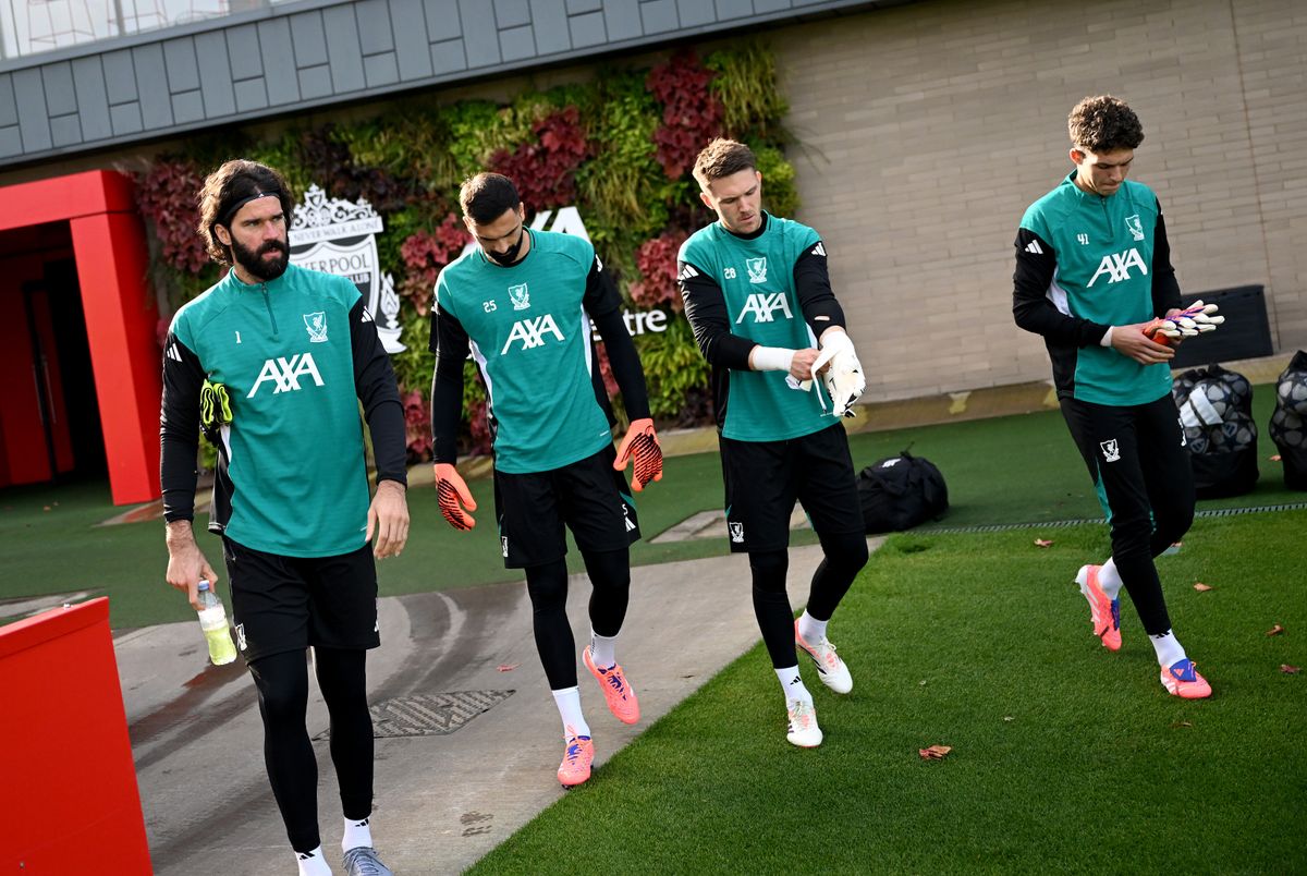 Alisson (balra) már régen, Mamardasvili most dőlt ki: maradt Woodman és Pécsi Ármin (jobbra) a liverpooli kapusok közül