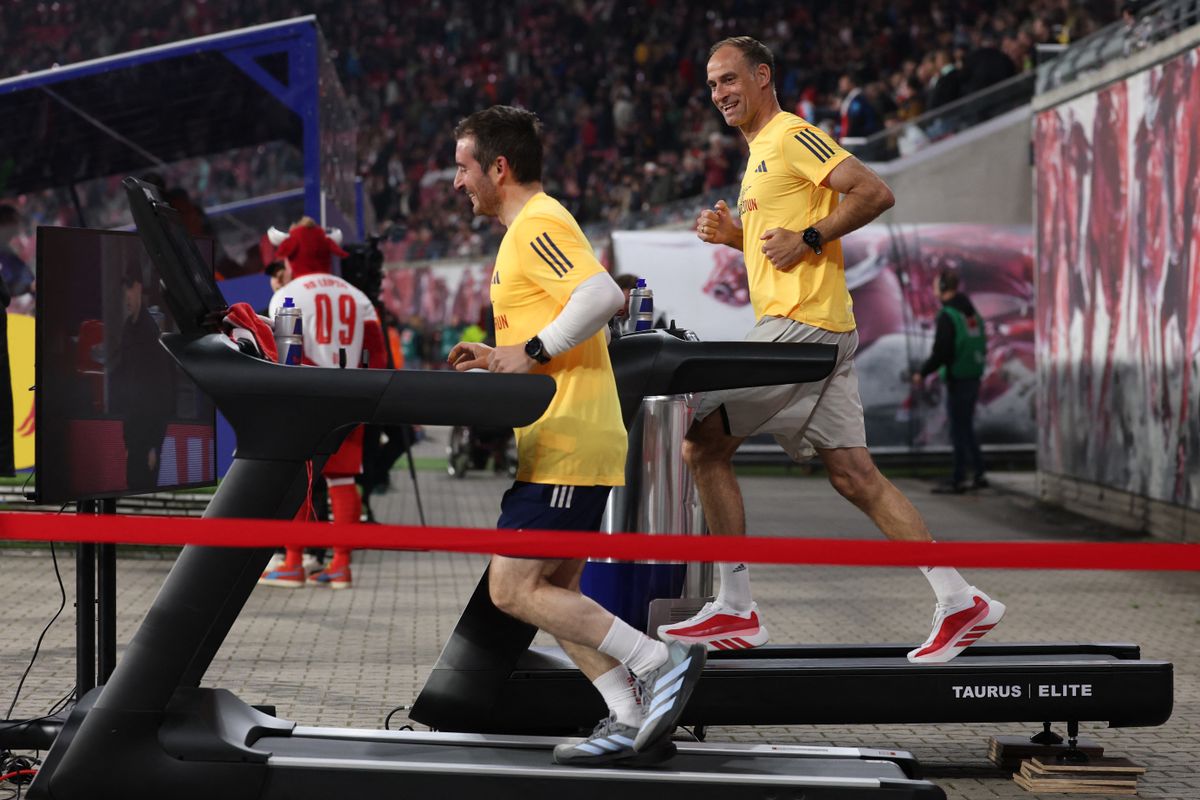 Oliver Mintzlaff (jobbra), a Red Bull nagyfőnöke jótékony céllal lefutott egy félmaratont a pálya szélén a Leipzig-Union meccs alatt