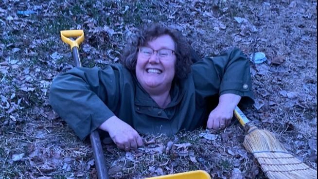 A tűzoltók segítettek kimenteni a gödörbe ragadt nőt