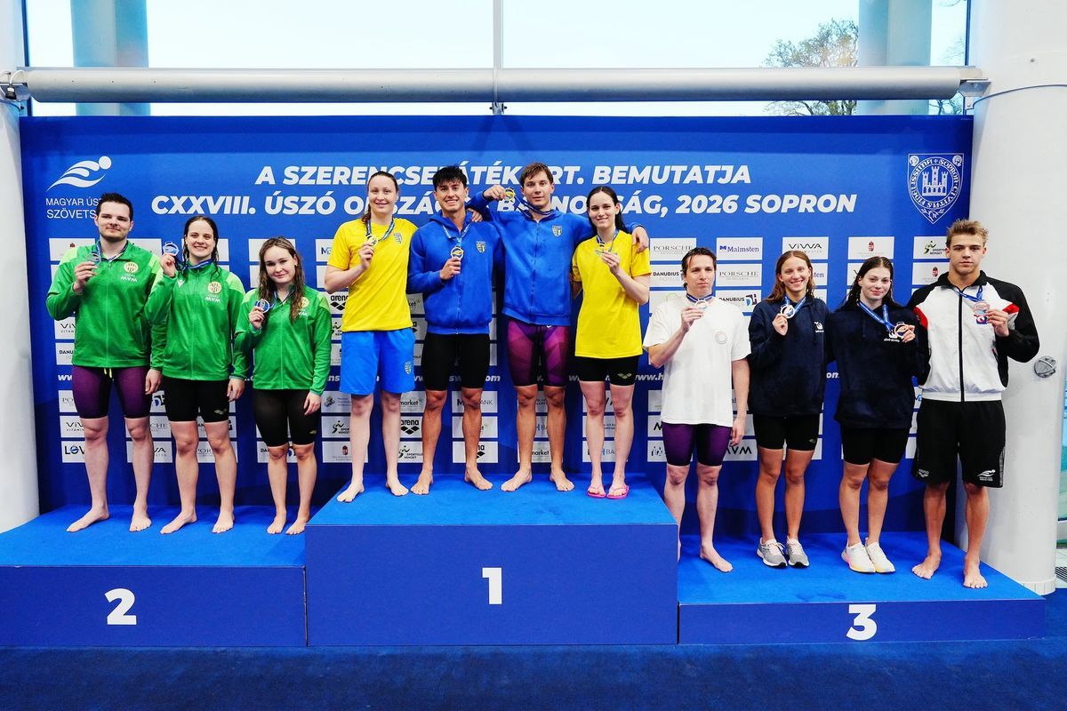 Verrasztó Dávid (fehér pólóban)  37 évesen is komolyan veszi az úszást