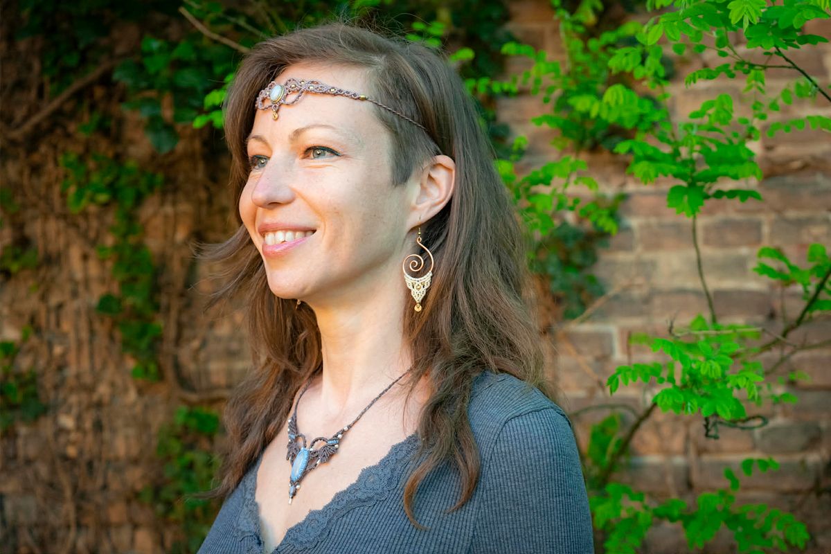 Műhelyében kézzel készít ékszereket Cecília.