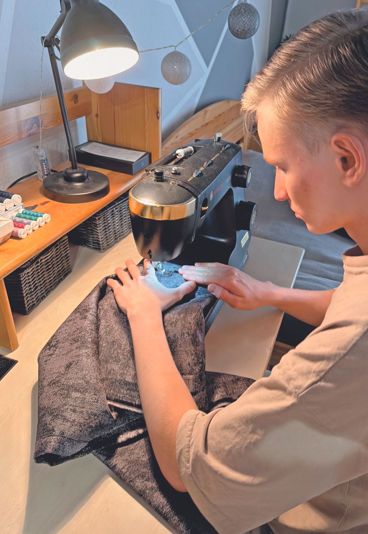 Csabi a spórolt pénzéből vásárolta az első professzionális varrógépét 