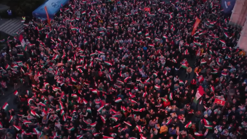 A Fidesz kampányzáró eseményén egy gombostűt sem lehetett leejteni, annyian voltak. Orbán Viktor beszédére rengetegen kiváncsiak. 