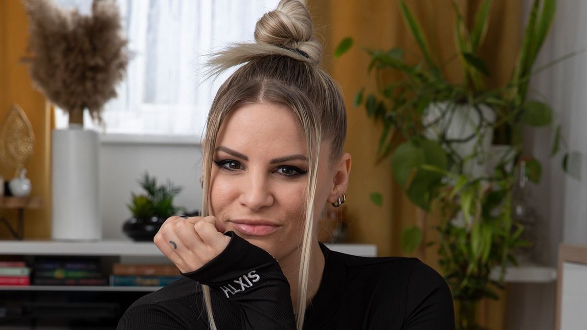Metzker Viki ezúttal sportmelltartóban tükörszelfizett