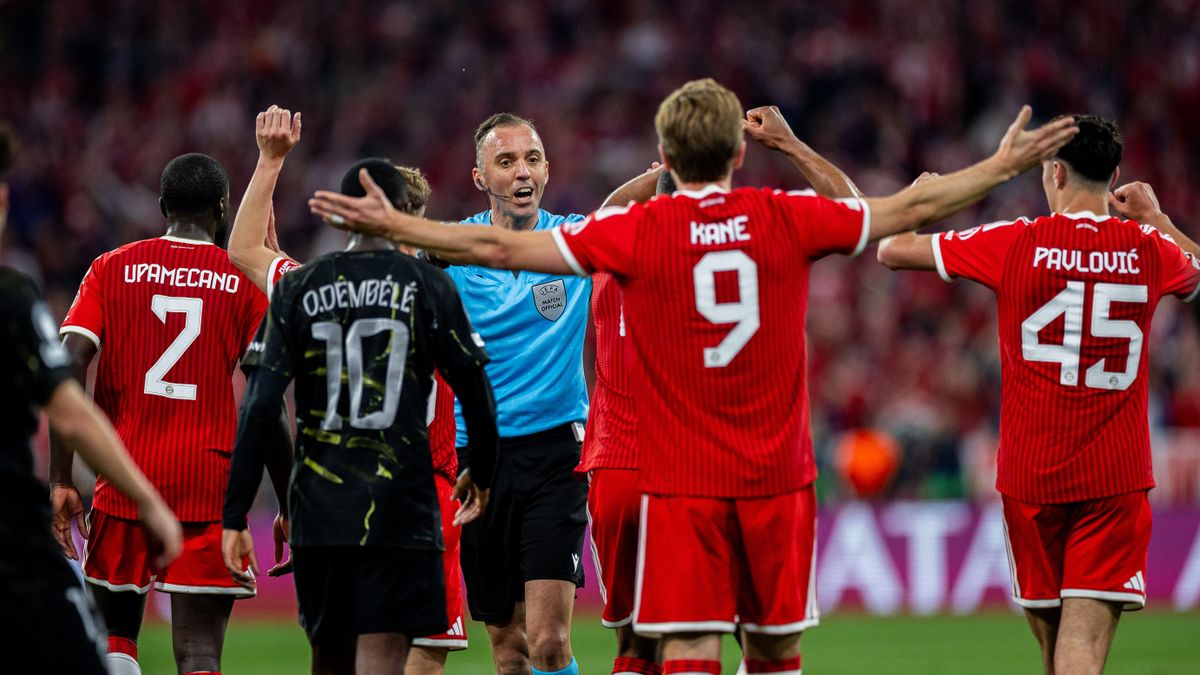 Bayern München játékosai hevesen reklamálták a büntetőt