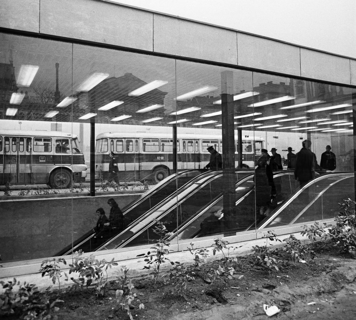 budapesti mozgólépcsők
Magyarország,
Budapest I.
Batthyány tér, utascsarnok az aluljáróhoz vezető mozgólépcsőkkel.
Év
1973
