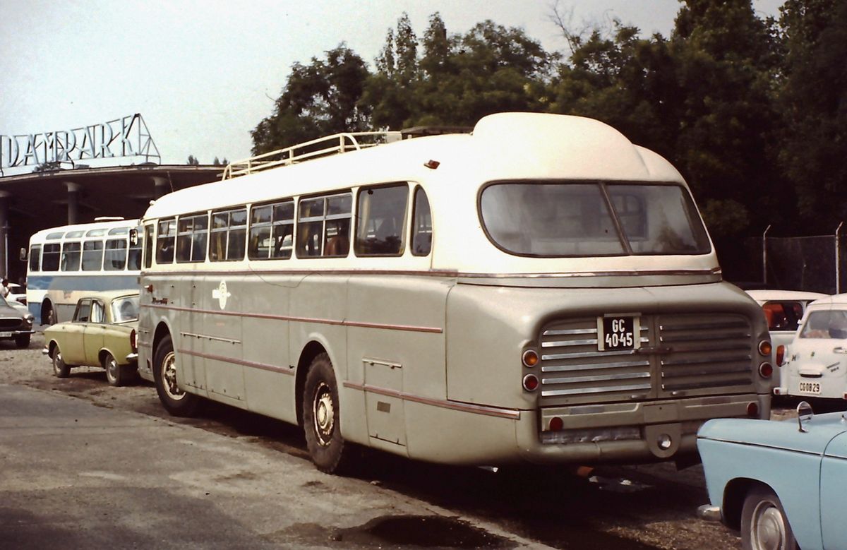 Buszok a vidámpark előtt.