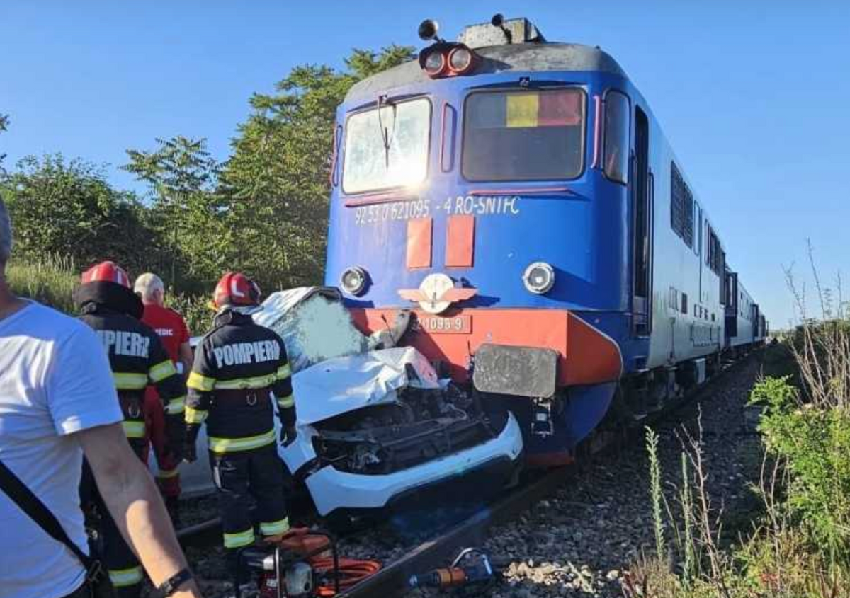 Egy személyvonat egy vasúti átjáróban eltalált egy autót.