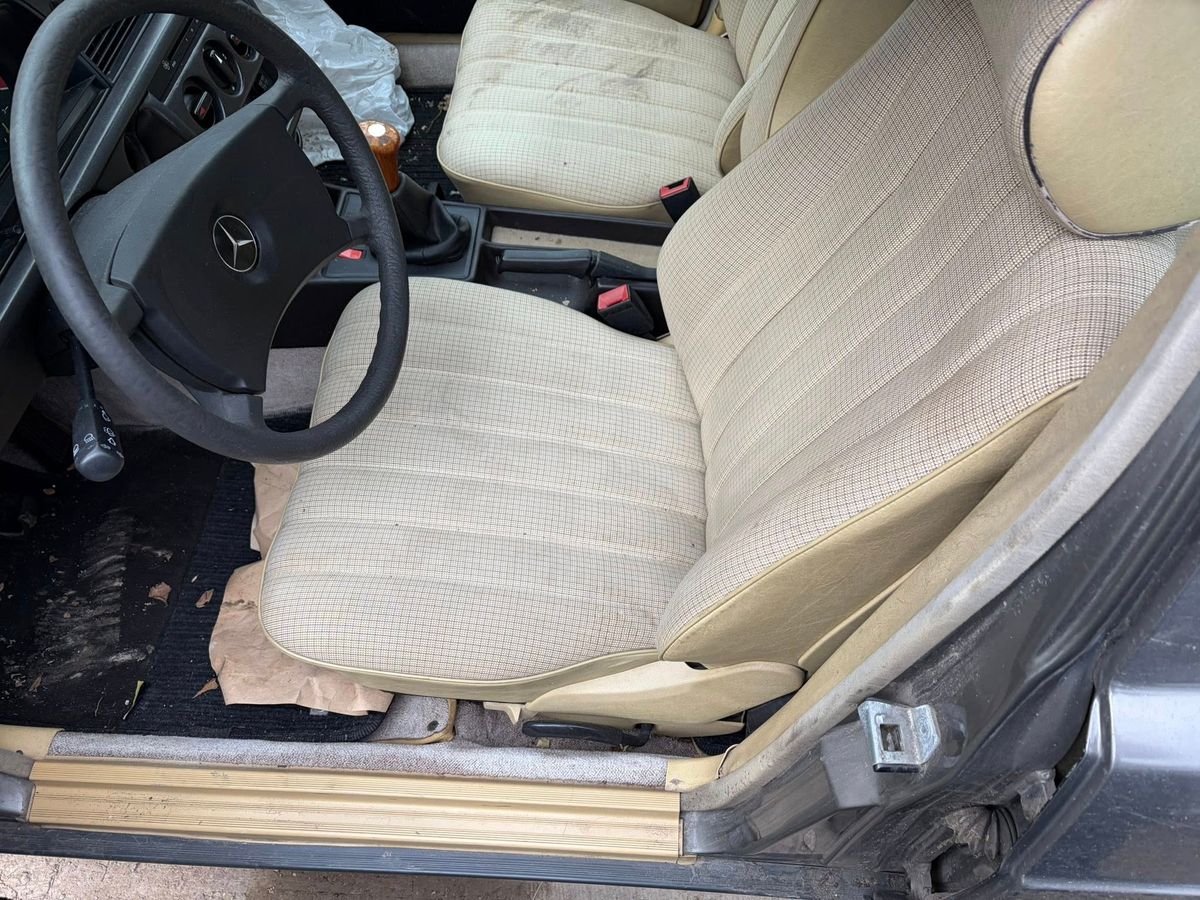 Íme a Baby Benz története! Pénzszállító autó volt a veterán Mercedes, most felújításra kerül a sor a retró jármű történetében. Típus: Mercedes 190D, klasszikus Mercedes