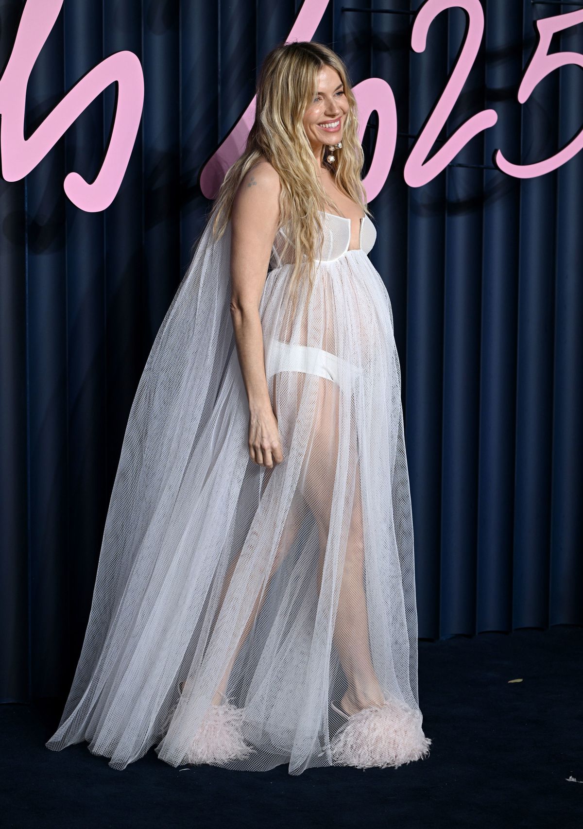 Megszületett Sienna Miller harmadik gyermeke