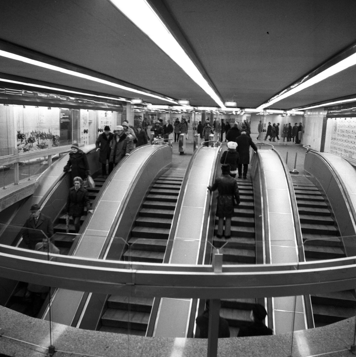 budapesti mozgólépcsők
Magyarország,
Budapest VI.
Nyugati (Marx) tér, a metróállomás mozgólépcsője.
Év
1982