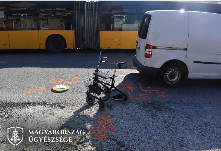 Halált okozó közúti baleset gondatlan okozásával vádolják a sofőrt