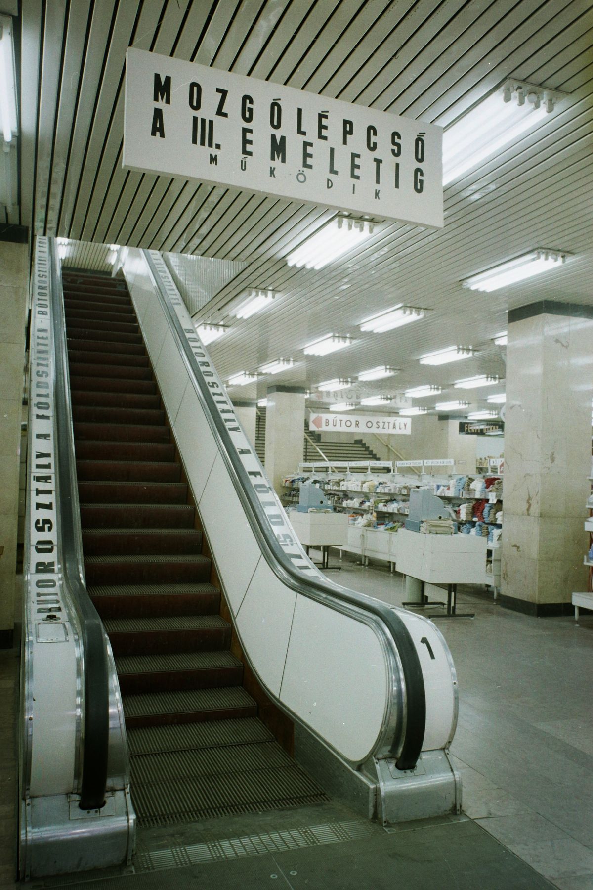 budapesti mozgólépcsők
Magyarország,
Budapest VIII.
Blaha Lujza tér, Corvin Áruház.
Év
1971