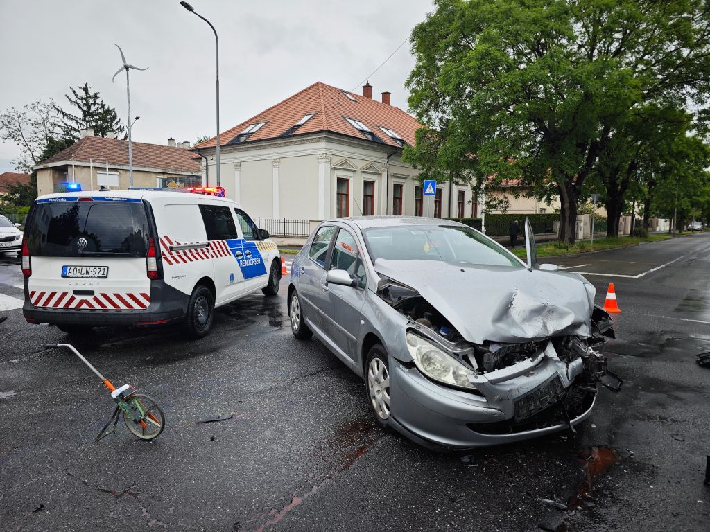  Rohantak a mentők a szombathelyi baleset helyszínére, amelyben a két érintett sofőrt kórházba kellett szállítani 