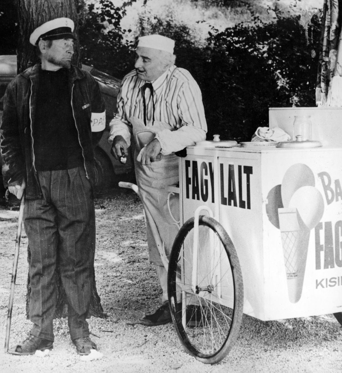 Bánhidi László  és Alfonzó, az elátkozott fagylaltárus, a Keménykalap és krumpliorr című film szereplői.
