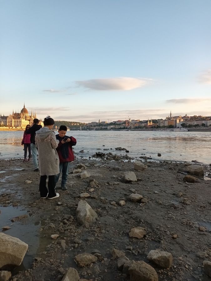 A látványos jelenség már a Duna-partról is jól megfigyelhető.
