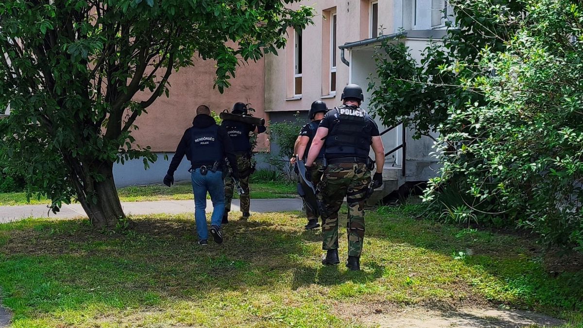 A somogyi rendőrök a Készenléti Rendőrség tagjaival együtt fogták el az agresszort, aki halálosan megfenyegette a magyar rendőröket
