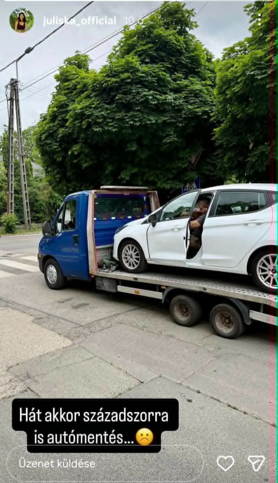 Széphalmi Juliska kocsiját autómentő vitte el.