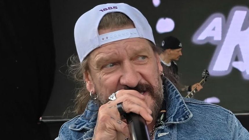 Ganxsta Zolee mikrofonnal a kezében