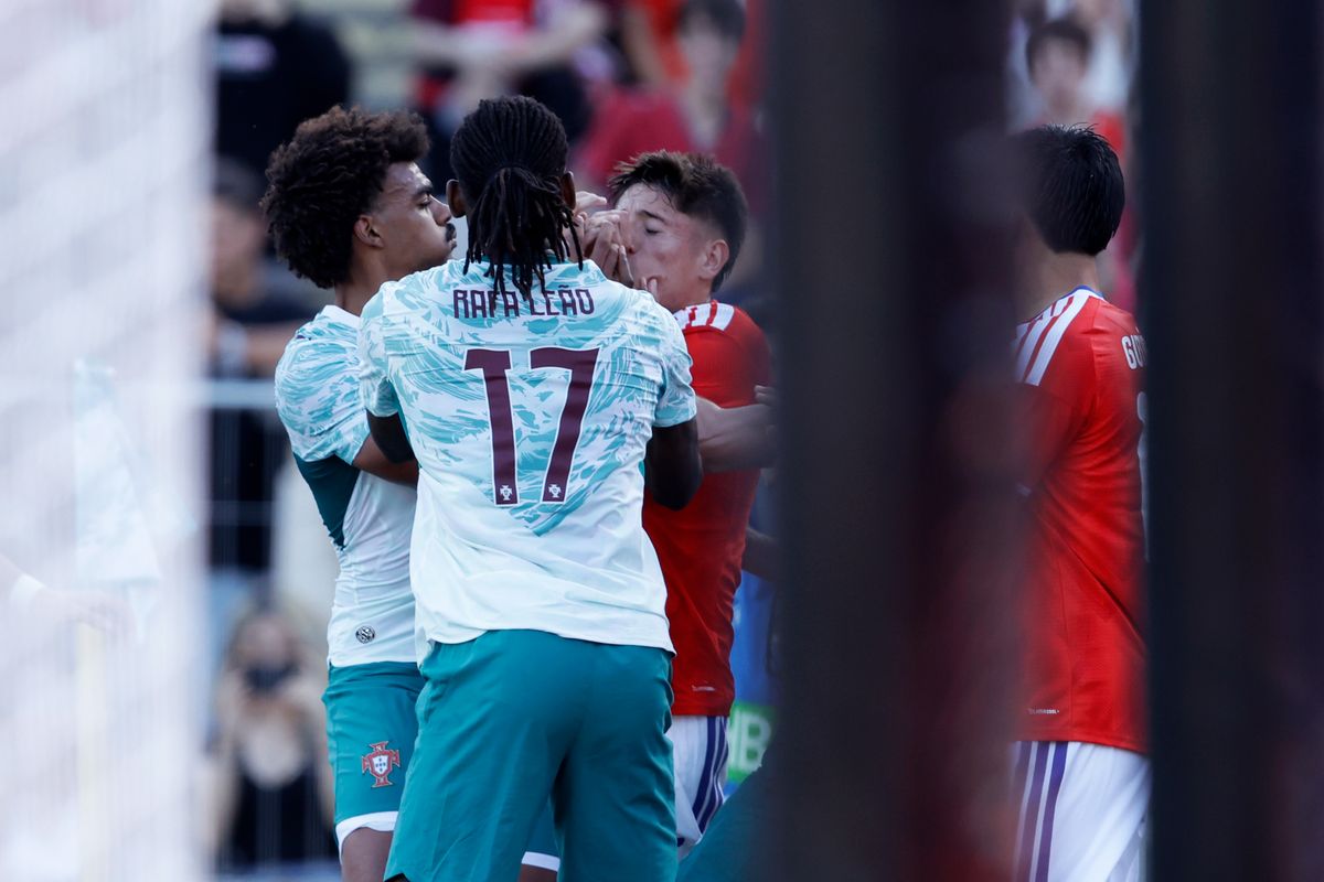 Cristiano Ronaldo elveszítheti a "fegyverhordozóját": Rafael Leao (háttal) többször megütötte ellenfelét