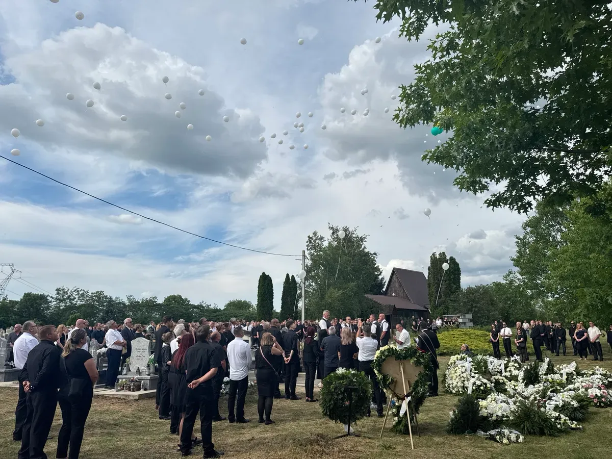 Szívszorító: Eltemették a tiszaújvárosi robbanás áldozatát, Ádámot