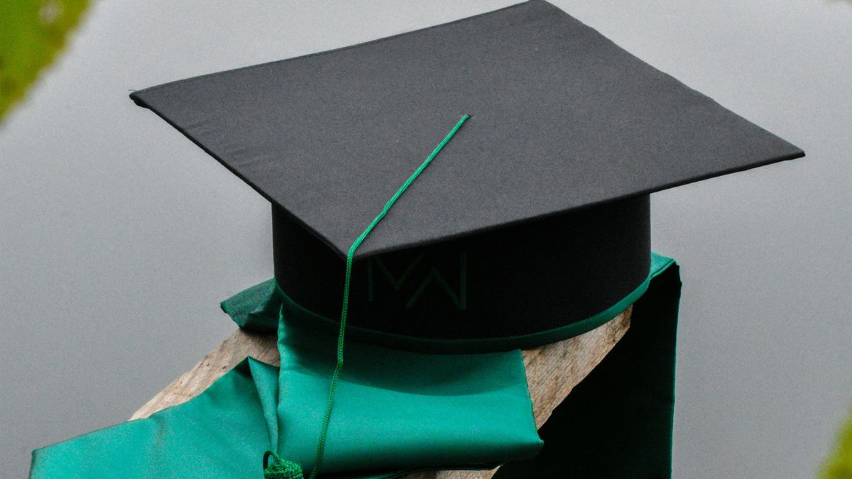 Az idős asszony önfeláldozása után 72 évesen veheti át a diplomáját