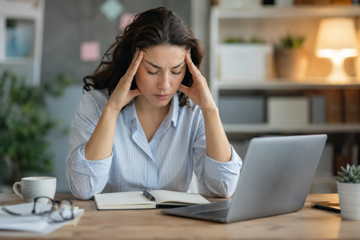 Stresszes nő, akinek magas a vérnyomása.